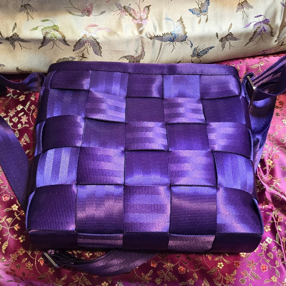 Harveys Seatbelt Mini Messenger Mulberry Purple - Picture 2 of 8